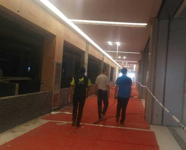 家庭環保顧問與客戶交流室內甲醛超標問題